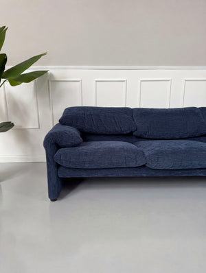 Gebrauchtes blaues Cassina Maralunga Designer Stoff Sofa vor einer Wand, stilvoll und modern eingerichtet.
