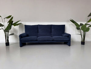 Gebrauchtes blaues Cassina Maralunga Designer Stoff Sofa vor einer Wand, stilvoll und modern eingerichtet.
