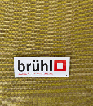 Gebrauchtes gelbes Brühl Roro Designer Stoff Sofa vor einer Wand, stilvoll und modern eingerichtet.