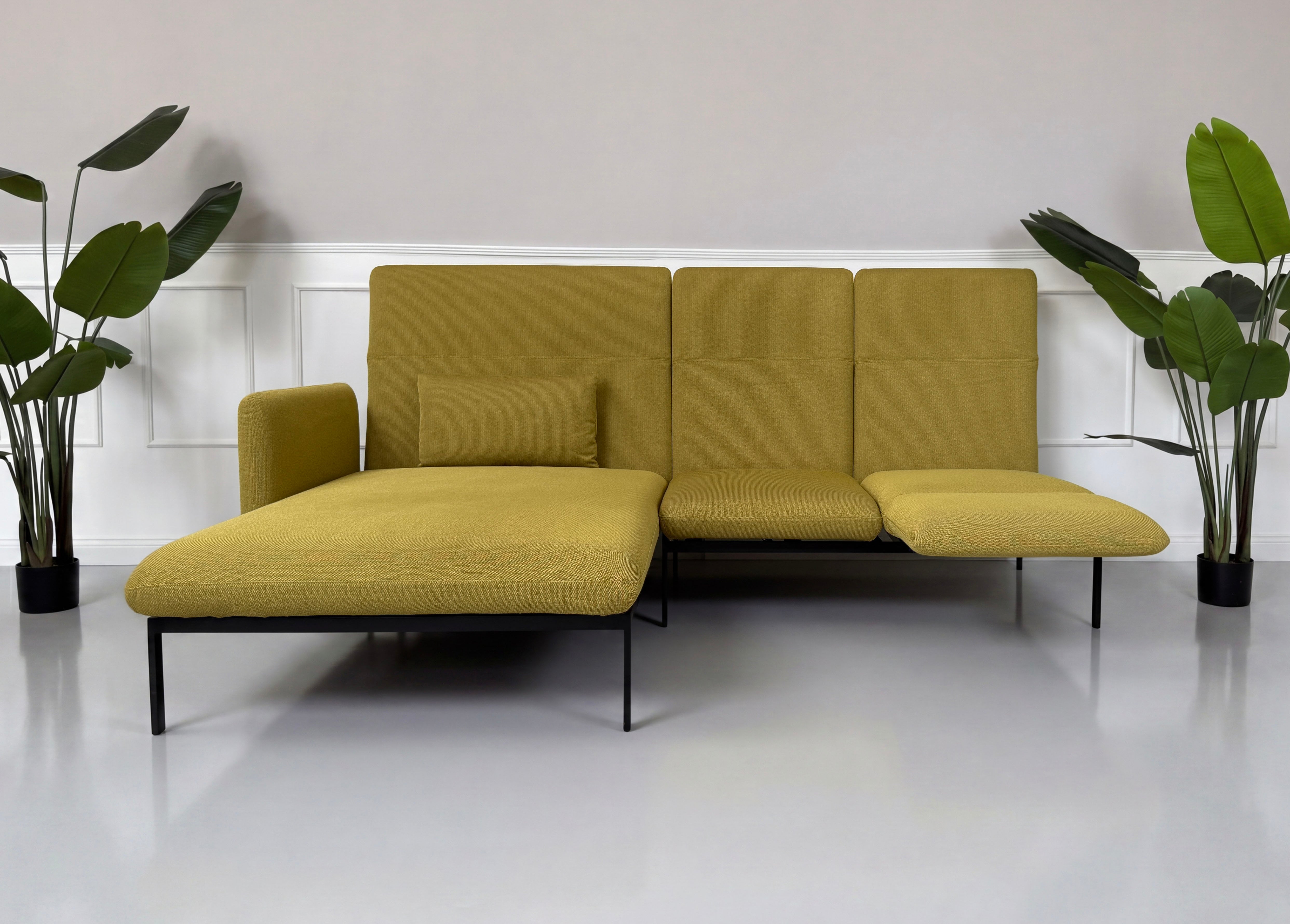 Gebrauchtes gelbes Brühl Roro Designer Stoff Sofa vor einer Wand, stilvoll und modern eingerichtet.