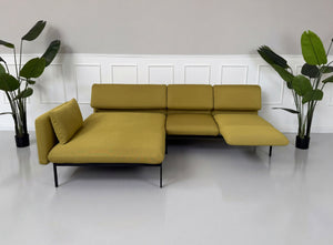 Gebrauchtes gelbes Brühl Roro Designer Stoff Sofa vor einer Wand, stilvoll und modern eingerichtet.