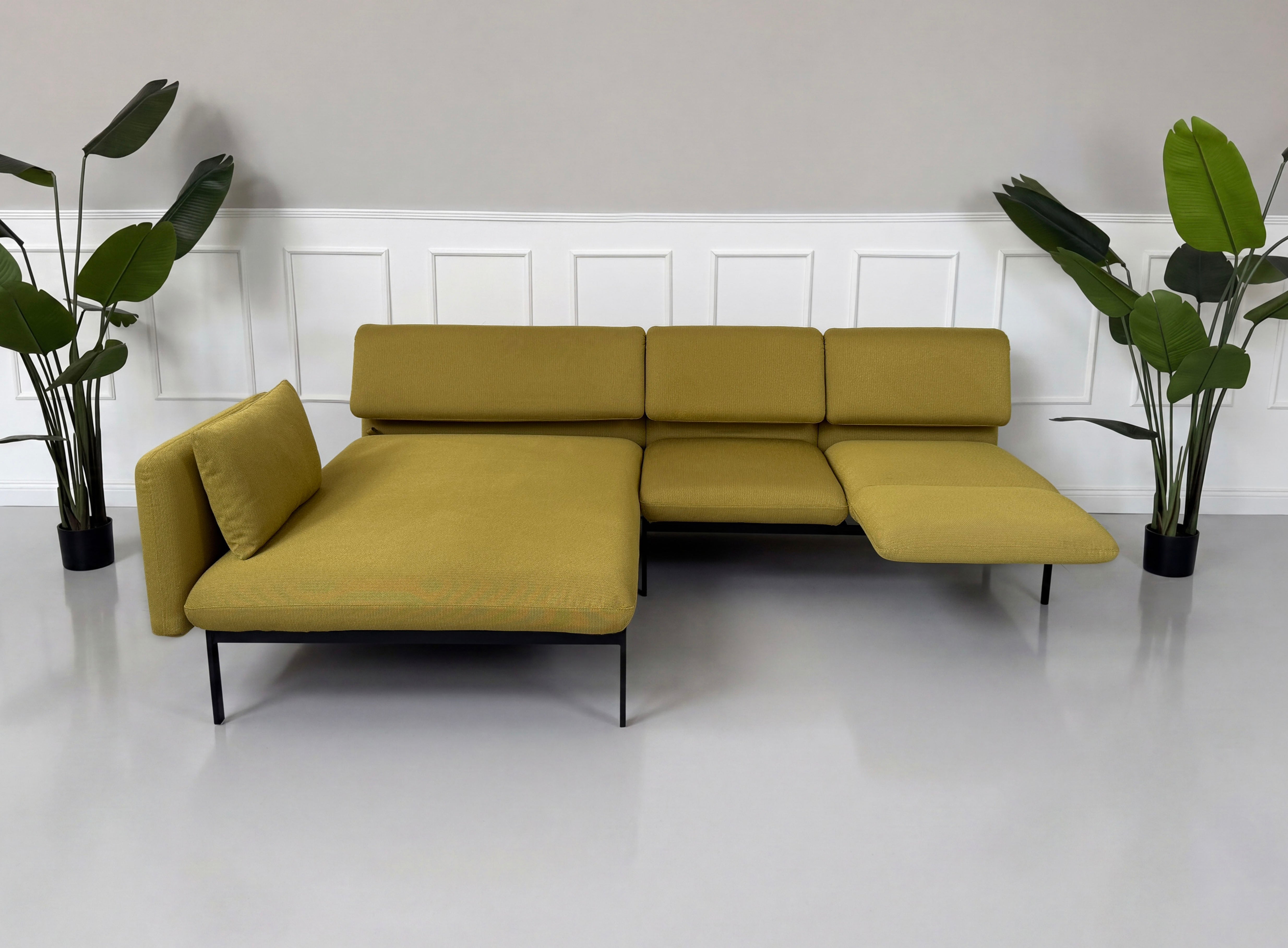 Gebrauchtes gelbes Brühl Roro Designer Stoff Sofa vor einer Wand, stilvoll und modern eingerichtet.
