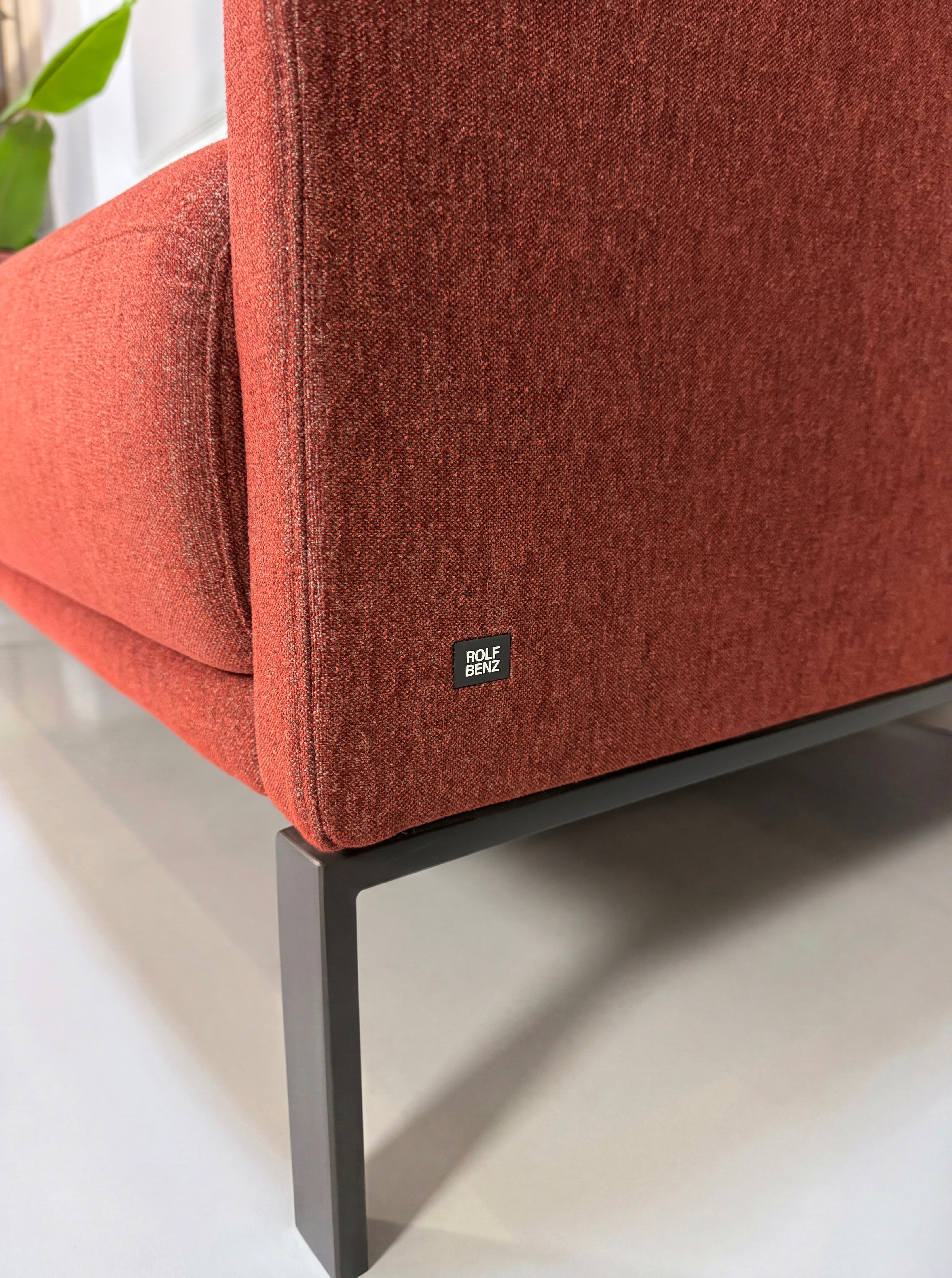 Rolf Benz Cara Sofa + Sessel Rot – Detailansicht | Aaron GmbH