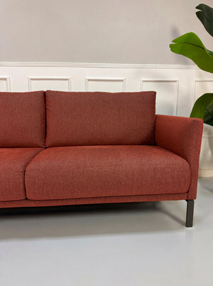 Rolf Benz Cara Sofa + Sessel Rot – Sitzansicht | Aaron GmbH