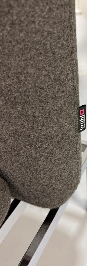 Gebrauchtes graues Brühl Roro Designer Stoff Sofa vor einer Wand, stilvoll und modern eingerichtet.