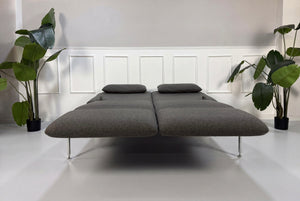Gebrauchtes graues Brühl Roro Designer Stoff Sofa vor einer Wand, stilvoll und modern eingerichtet.