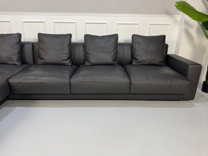 Gebrauchtes schwarzes Walter Knoll Yuuto Designer Leder Sofa vor einer Wand, stilvoll und modern eingerichtet.