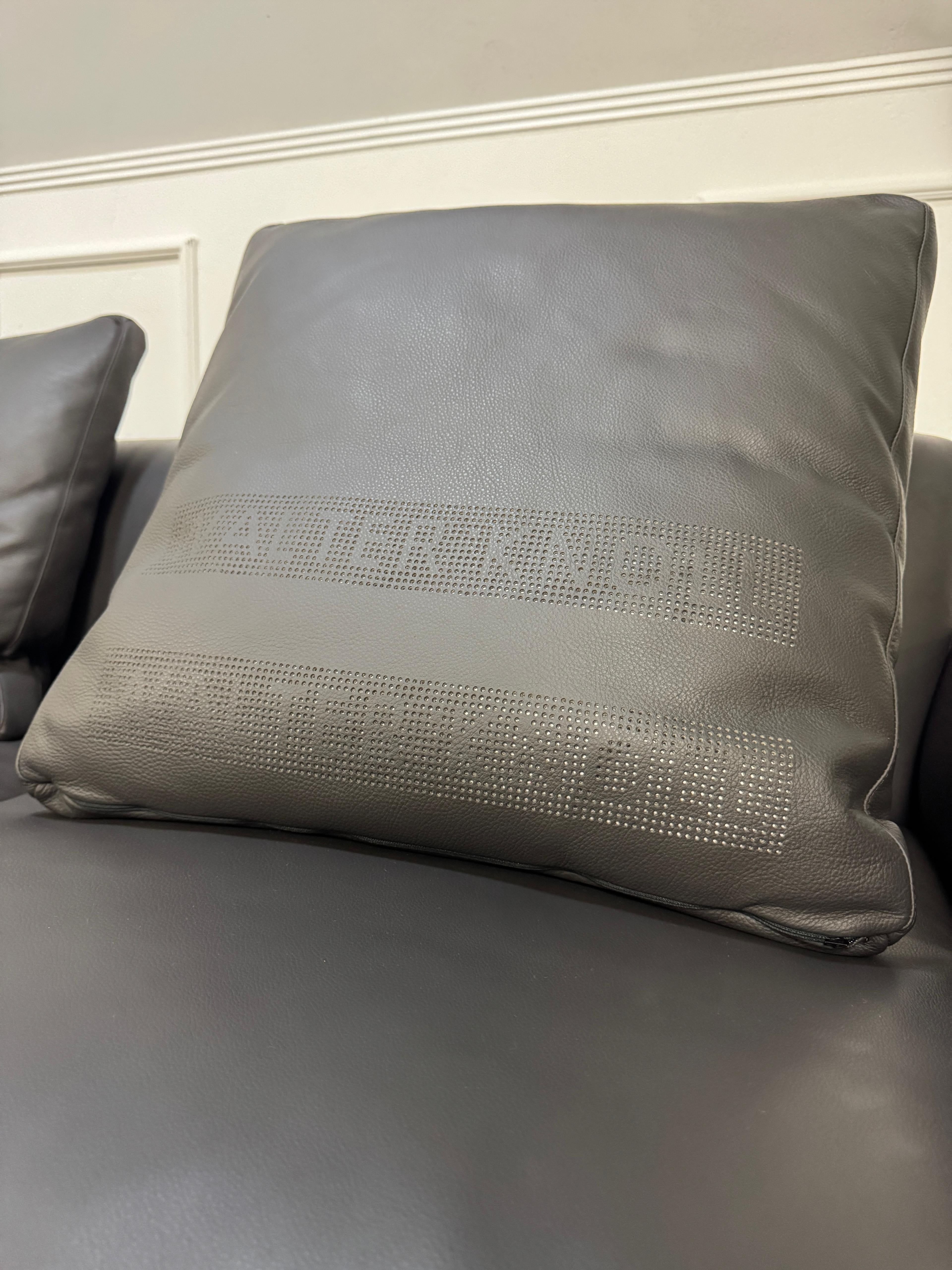 Gebrauchtes schwarzes Walter Knoll Yuuto Designer Leder Sofa vor einer Wand, stilvoll und modern eingerichtet.