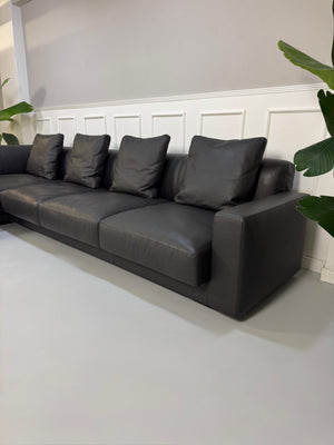 Gebrauchtes schwarzes Walter Knoll Yuuto Designer Leder Sofa vor einer Wand, stilvoll und modern eingerichtet.