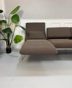 Gebrauchtes braunes Brühl Roro Designer Stoff Ecksofa vor einer Wand, stilvoll und modern eingerichtet.