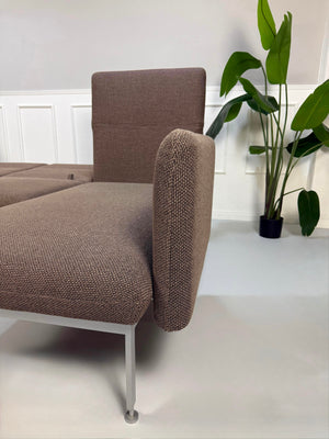 Gebrauchtes braunes Brühl Roro Designer Stoff Ecksofa vor einer Wand, stilvoll und modern eingerichtet.