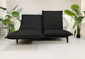 Gebrauchtes schwarzes Rolf Benz Nova Designer Stoff Sofa vor einer Wand, stilvoll und modern eingerichtet.