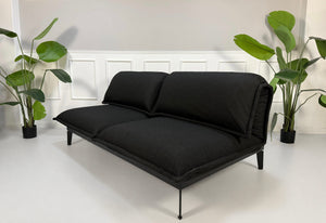 Gebrauchtes schwarzes Rolf Benz Nova Designer Stoff Sofa vor einer Wand, stilvoll und modern eingerichtet.