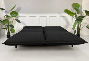 Gebrauchtes schwarzes Rolf Benz Nova Designer Stoff Sofa vor einer Wand, stilvoll und modern eingerichtet.