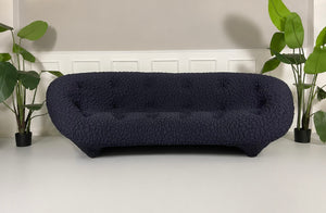 Gebrauchtes blaues Ligne Roset Ploum Designer Stoff Sofa vor einer Wand, stilvoll und modern eingerichtet.