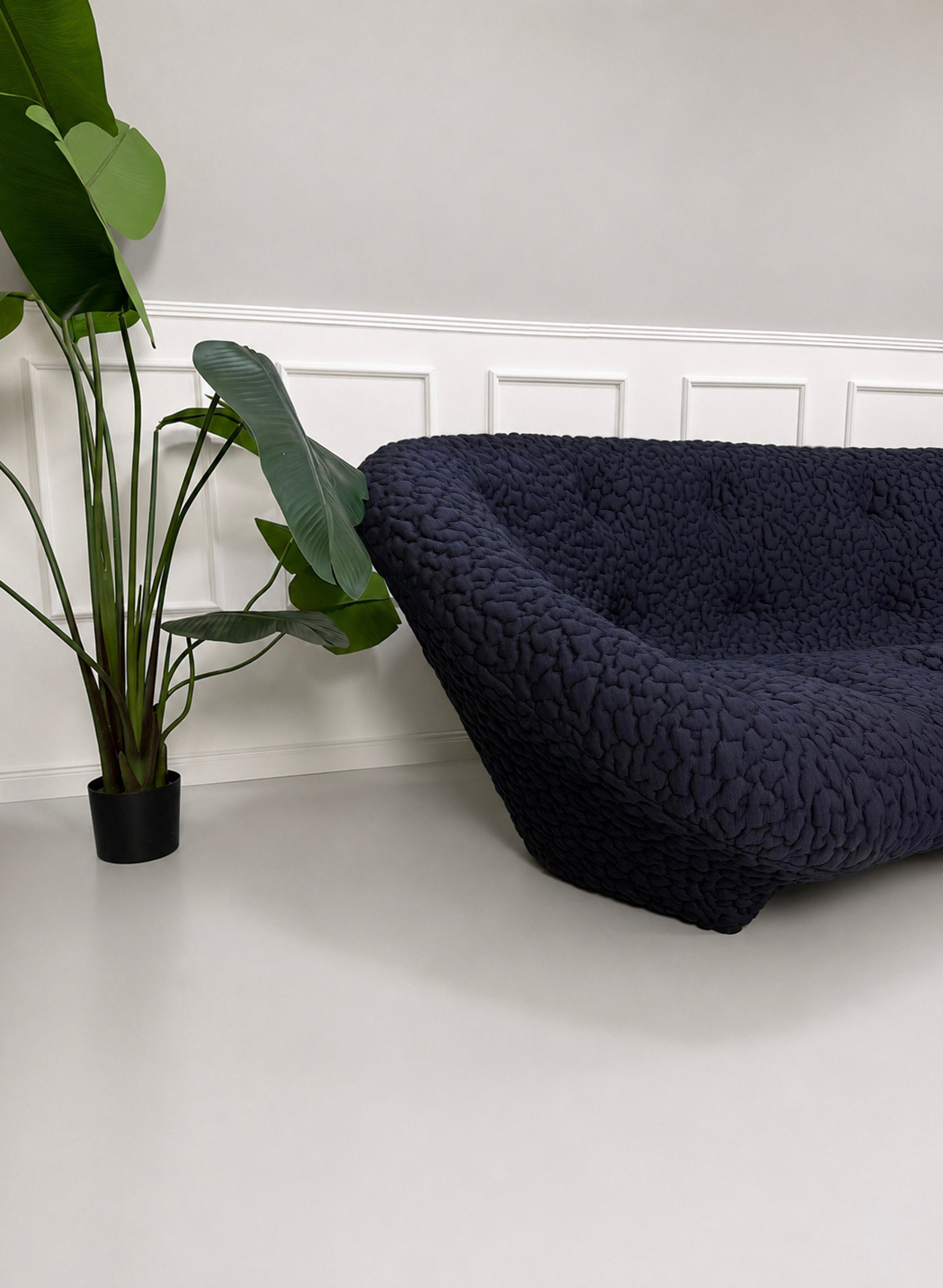Gebrauchtes blaues Ligne Roset Ploum Designer Stoff Sofa vor einer Wand, stilvoll und modern eingerichtet.