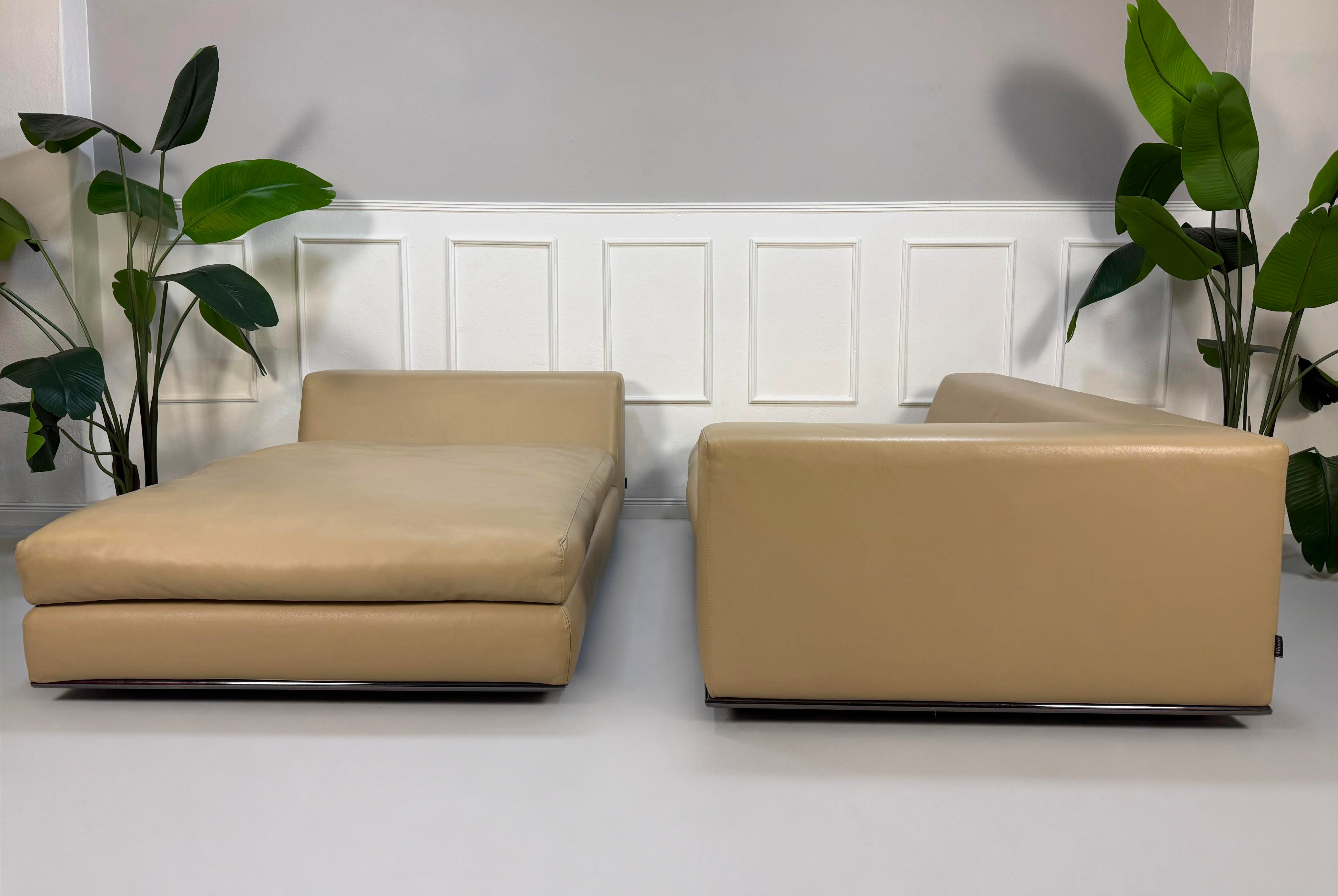 Gebrauchtes beiges Minotti Hamilton Designer Leder Sofa vor einer Wand, stilvoll und modern eingerichtet.