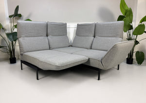 Gebrauchtes graues Rolf Benz Mera Designer Stoff Sofa vor einer Wand, stilvoll und modern eingerichtet.