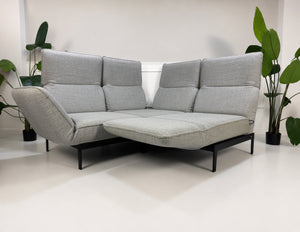 Gebrauchtes graues Rolf Benz Mera Designer Stoff Sofa vor einer Wand, stilvoll und modern eingerichtet.