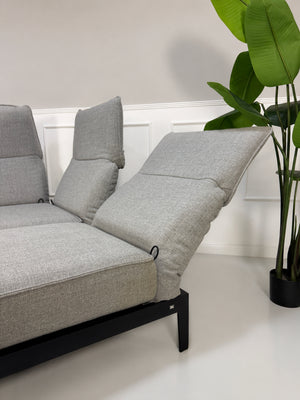 Gebrauchtes graues Rolf Benz Mera Designer Stoff Sofa vor einer Wand, stilvoll und modern eingerichtet.