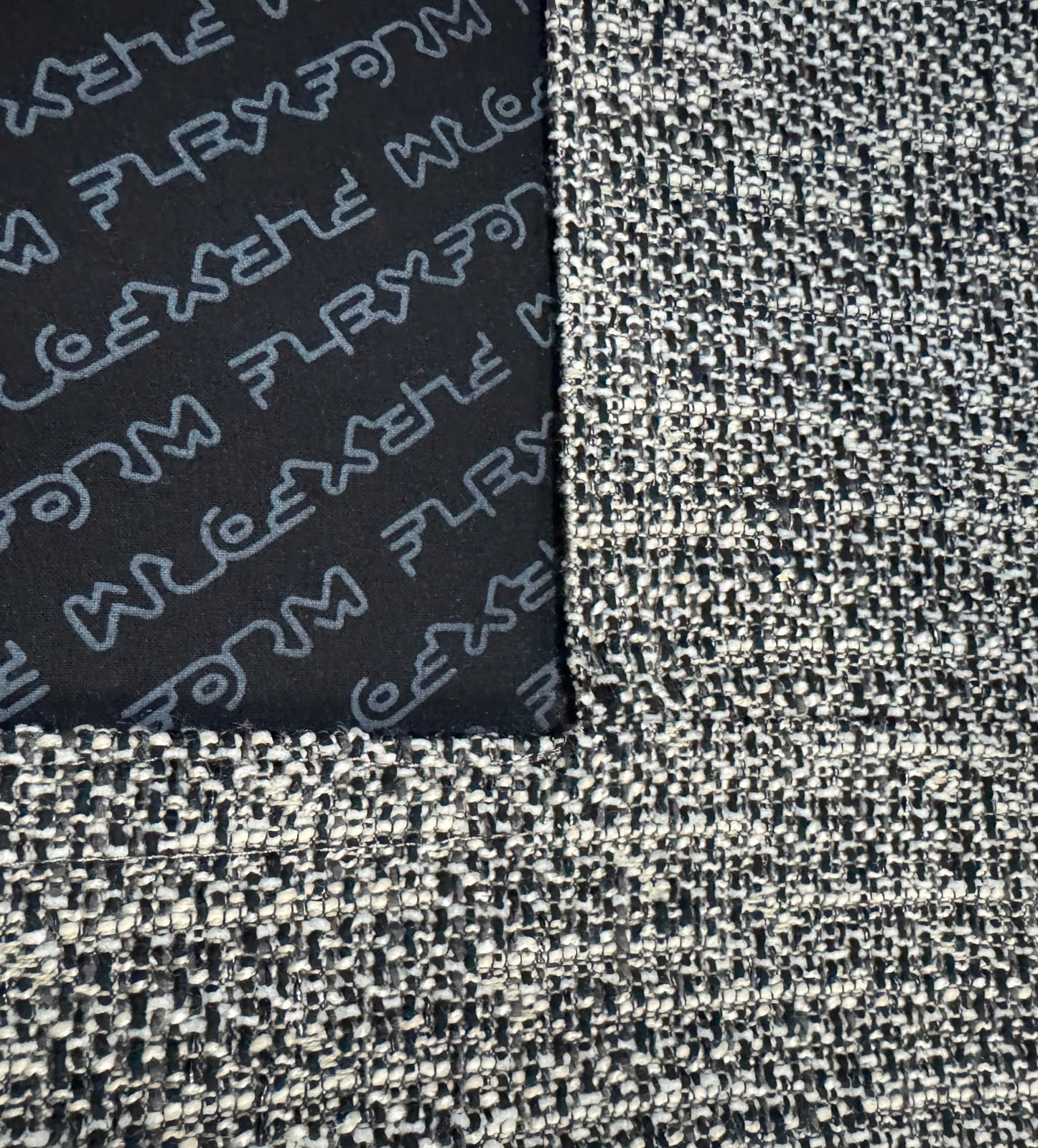 Ausstellungsstück schwarz weißes Flexform Groundpiece Designer Stoff Sofa vor einer Wand, stilvoll und modern eingerichtet.
