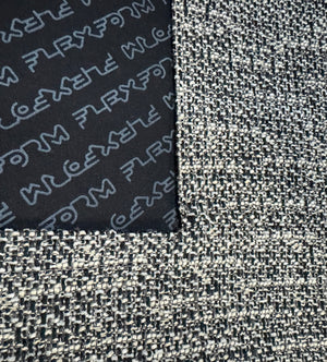 Ausstellungsstück schwarz weißes Flexform Groundpiece Designer Stoff Sofa vor einer Wand, stilvoll und modern eingerichtet.