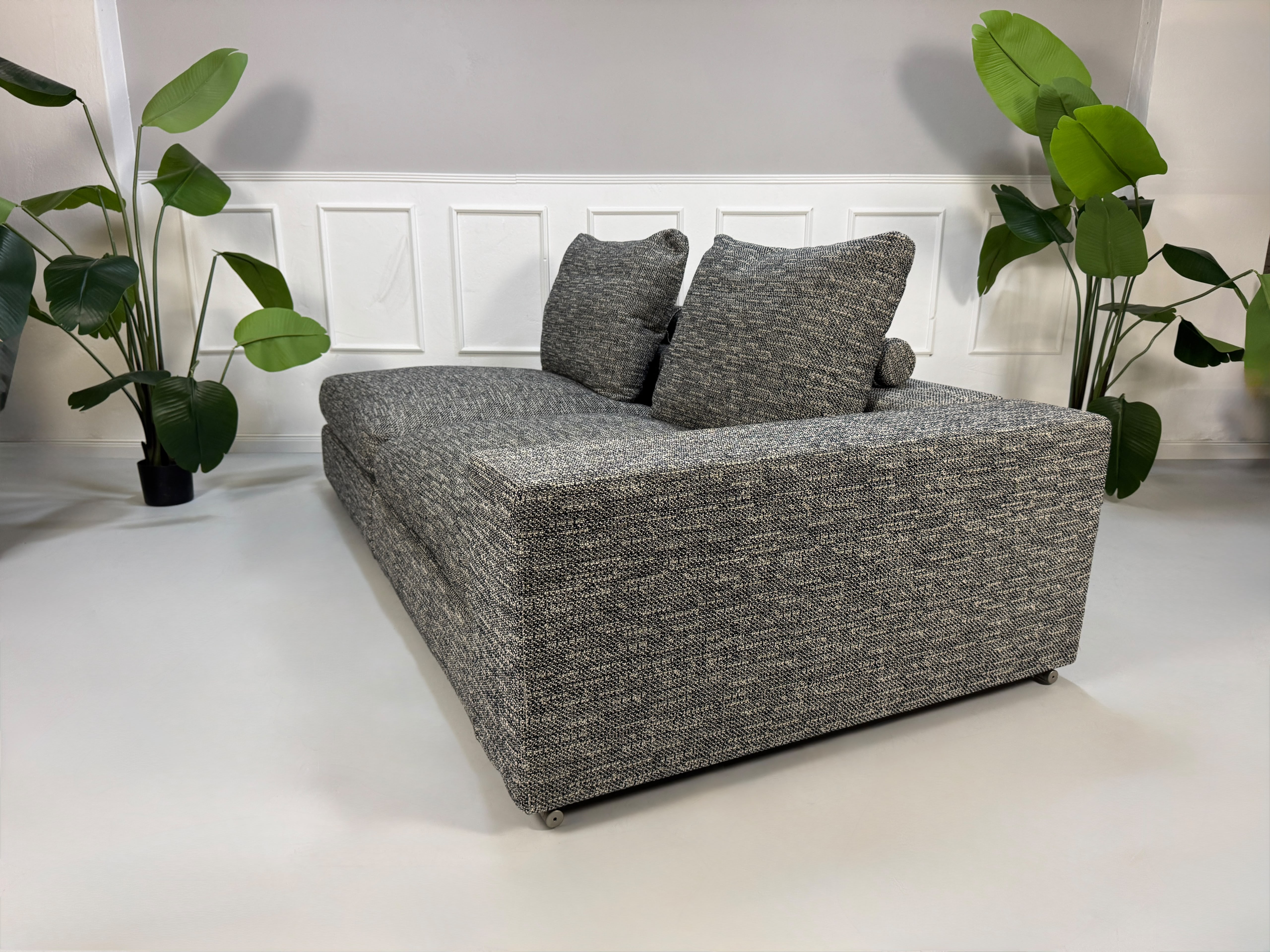 Ausstellungsstück schwarz weißes Flexform Groundpiece Designer Stoff Sofa vor einer Wand, stilvoll und modern eingerichtet.