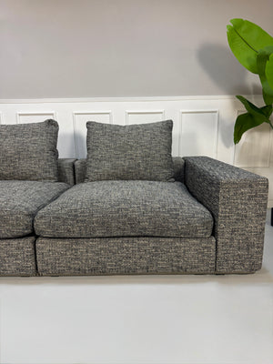 Ausstellungsstück schwarz weißes Flexform Groundpiece Designer Stoff Sofa vor einer Wand, stilvoll und modern eingerichtet.
