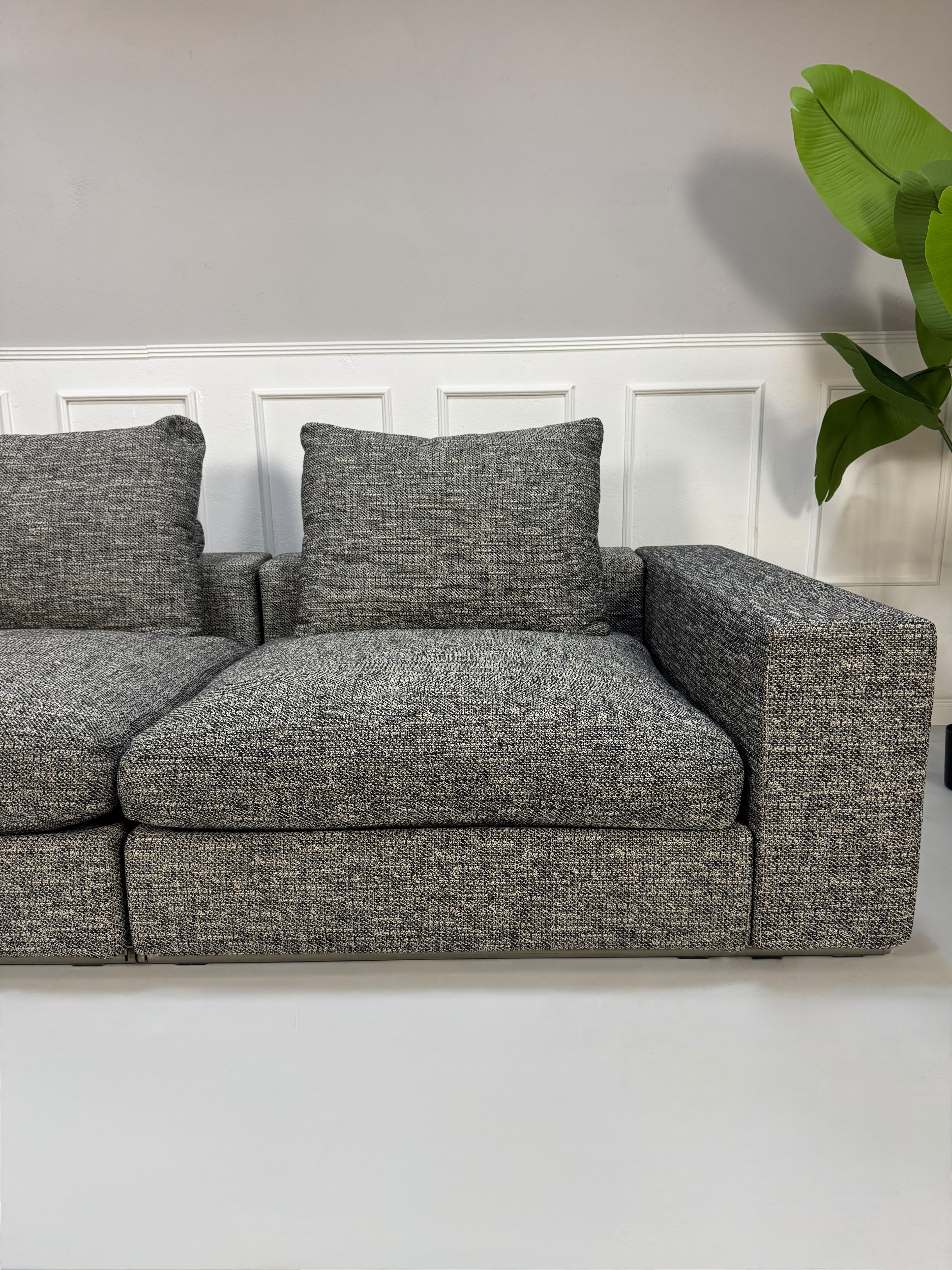 Ausstellungsstück schwarz weißes Flexform Groundpiece Designer Stoff Sofa vor einer Wand, stilvoll und modern eingerichtet.