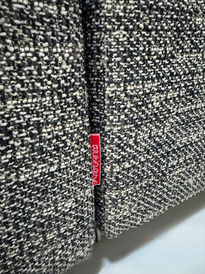 Ausstellungsstück schwarz weißes Flexform Groundpiece Designer Stoff Sofa vor einer Wand, stilvoll und modern eingerichtet.