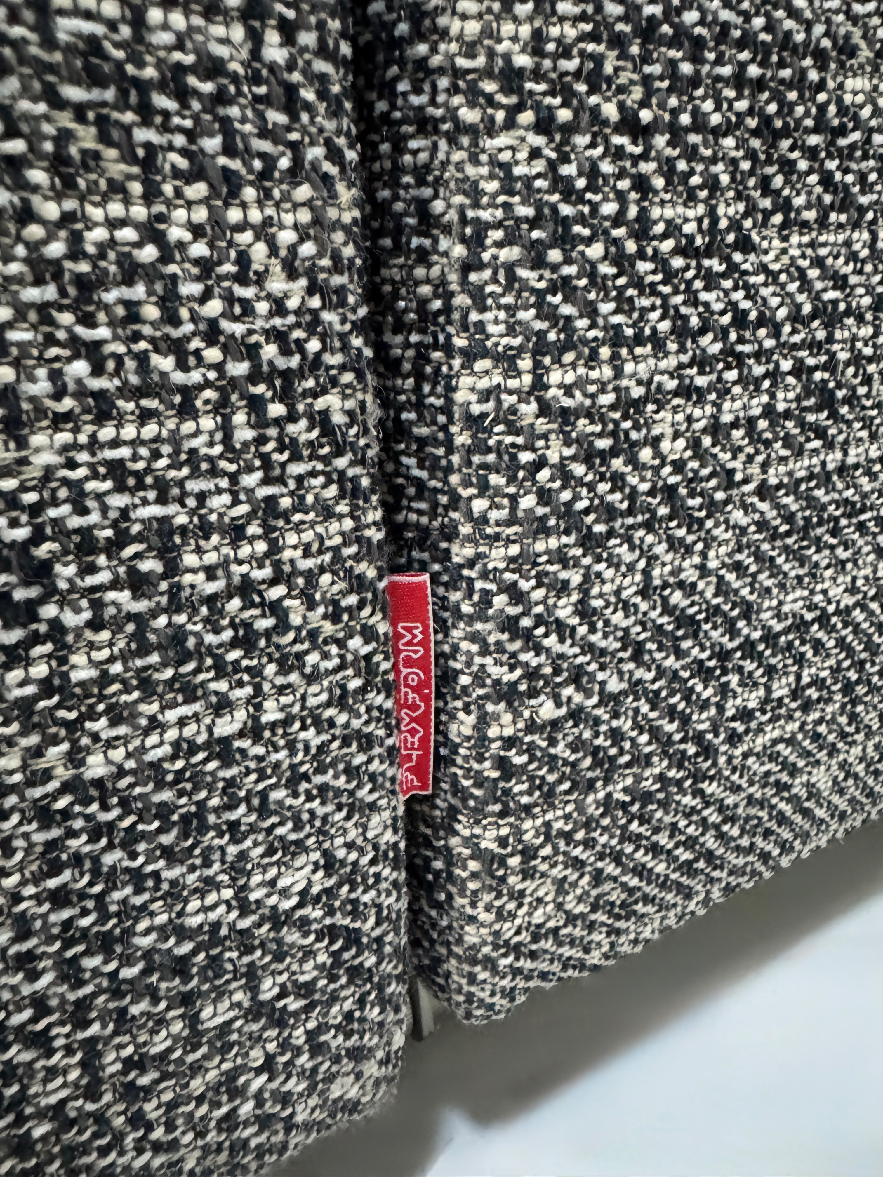 Ausstellungsstück schwarz weißes Flexform Groundpiece Designer Stoff Sofa vor einer Wand, stilvoll und modern eingerichtet.