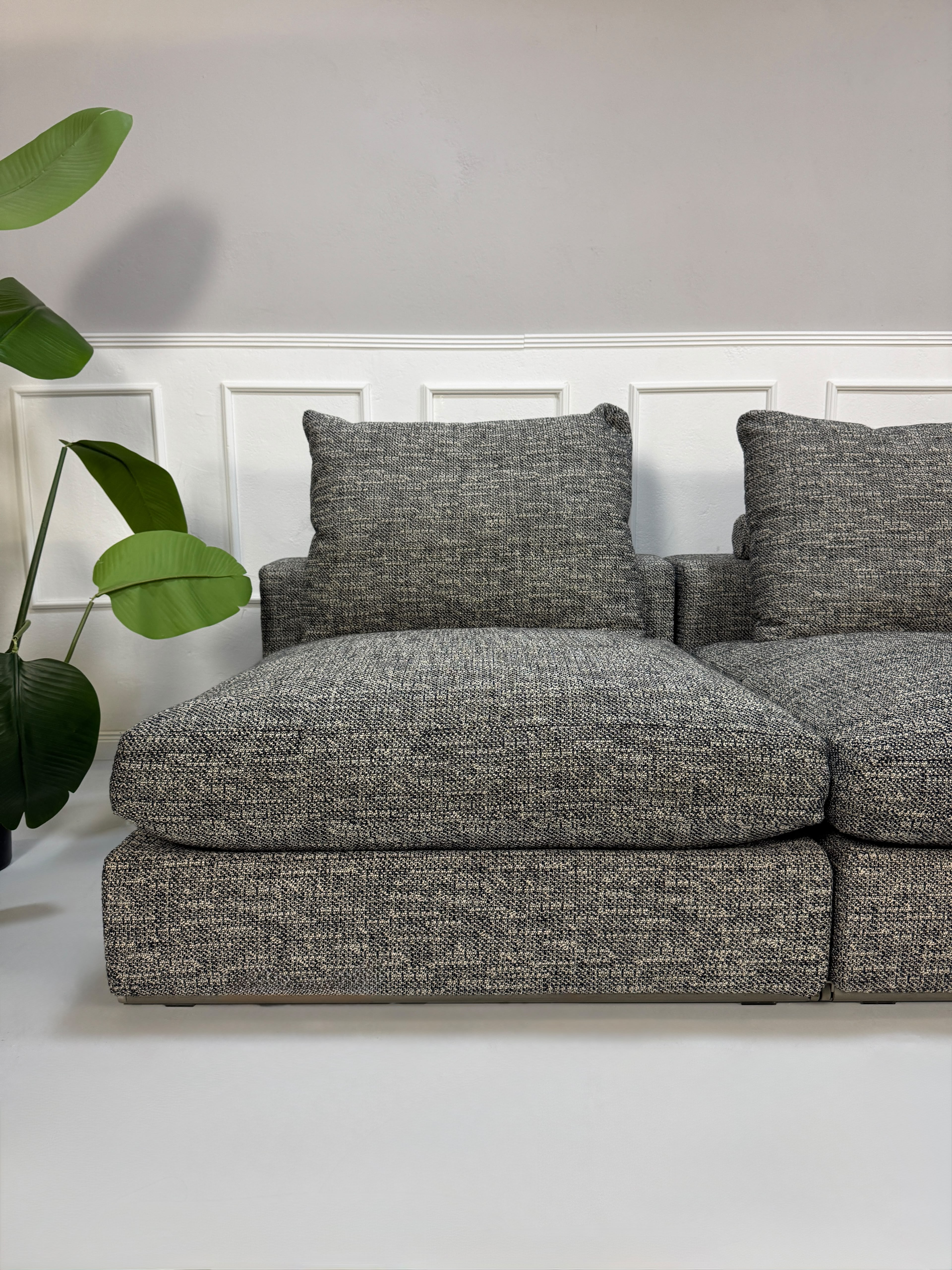 Ausstellungsstück schwarz weißes Flexform Groundpiece Designer Stoff Sofa vor einer Wand, stilvoll und modern eingerichtet.