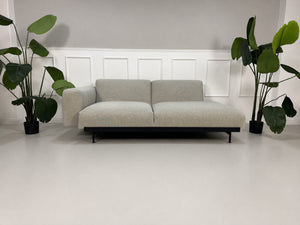 Gebrauchtes grau beiges Muuto In Situ Designer Stoff Sofa vor einer Wand, stilvoll und modern eingerichtet.