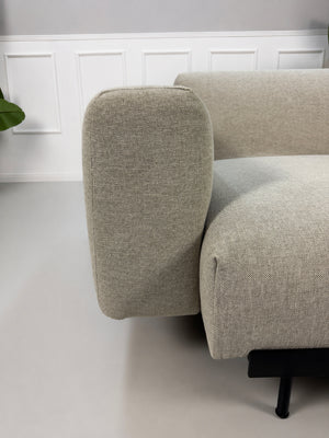 Gebrauchtes graues Muuto Situ Designer Stoff Sofa vor einer Wand, stilvoll und modern eingerichtet.