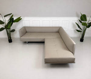Ausstellungsstück Walter Knoll Prime Time Designer Leder Sofa vor einer Wand, stilvoll und modern eingerichtet.