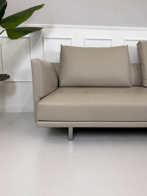 Ausstellungsstück Walter Knoll Prime Time Designer Leder Sofa vor einer Wand, stilvoll und modern eingerichtet.