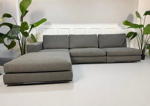 Ausstellungsstück Minotti Hamilton  Designer Stoff Sofa vor einer Wand, stilvoll und modern eingerichtet.