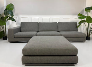Ausstellungsstück Minotti Hamilton  Designer Stoff Sofa vor einer Wand, stilvoll und modern eingerichtet.
