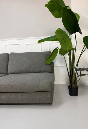Ausstellungsstück Minotti Hamilton  Designer Stoff Sofa vor einer Wand, stilvoll und modern eingerichtet.