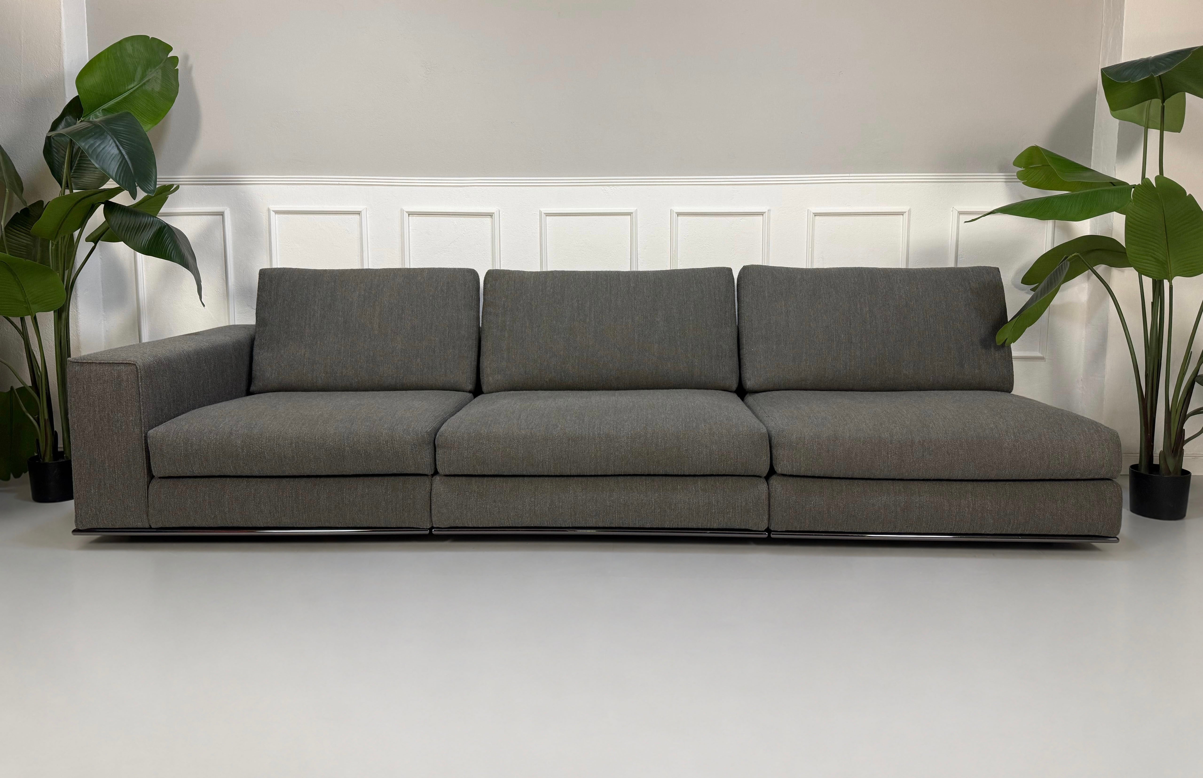 Ausstellungsstück Minotti Hamilton  Designer Stoff Sofa vor einer Wand, stilvoll und modern eingerichtet.