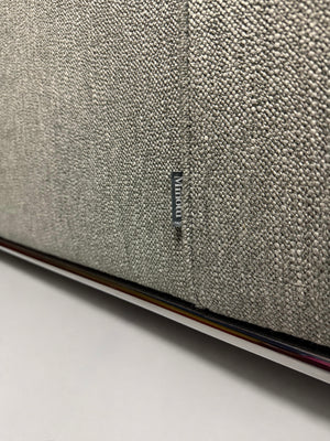 Ausstellungsstück Minotti Hamilton  Designer Stoff Sofa vor einer Wand, stilvoll und modern eingerichtet.