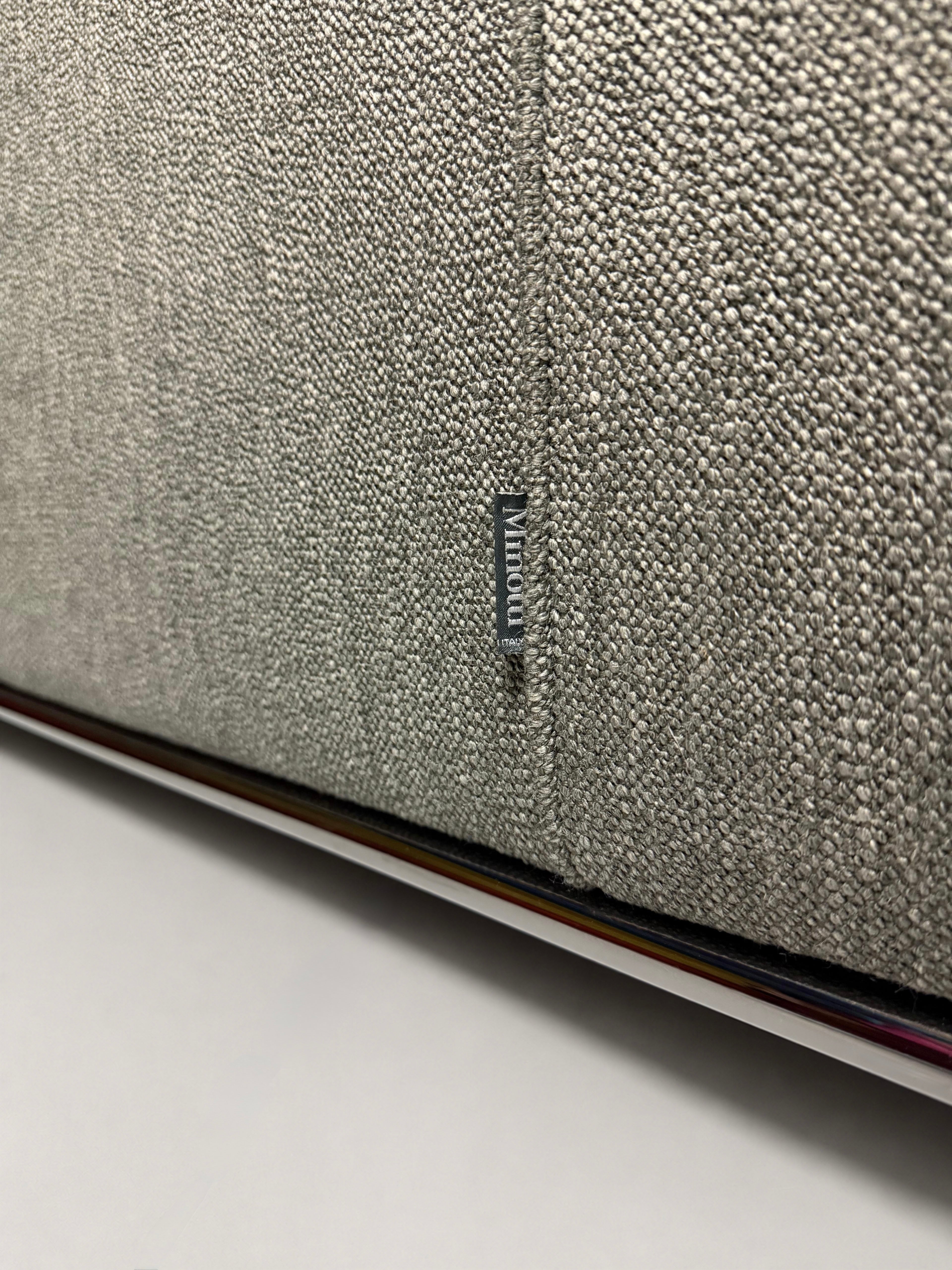 Ausstellungsstück Minotti Hamilton  Designer Stoff Sofa vor einer Wand, stilvoll und modern eingerichtet.