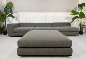 Ausstellungsstück Minotti Hamilton  Designer Stoff Sofa vor einer Wand, stilvoll und modern eingerichtet.