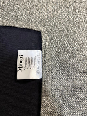 Ausstellungsstück Minotti Hamilton  Designer Stoff Sofa vor einer Wand, stilvoll und modern eingerichtet.