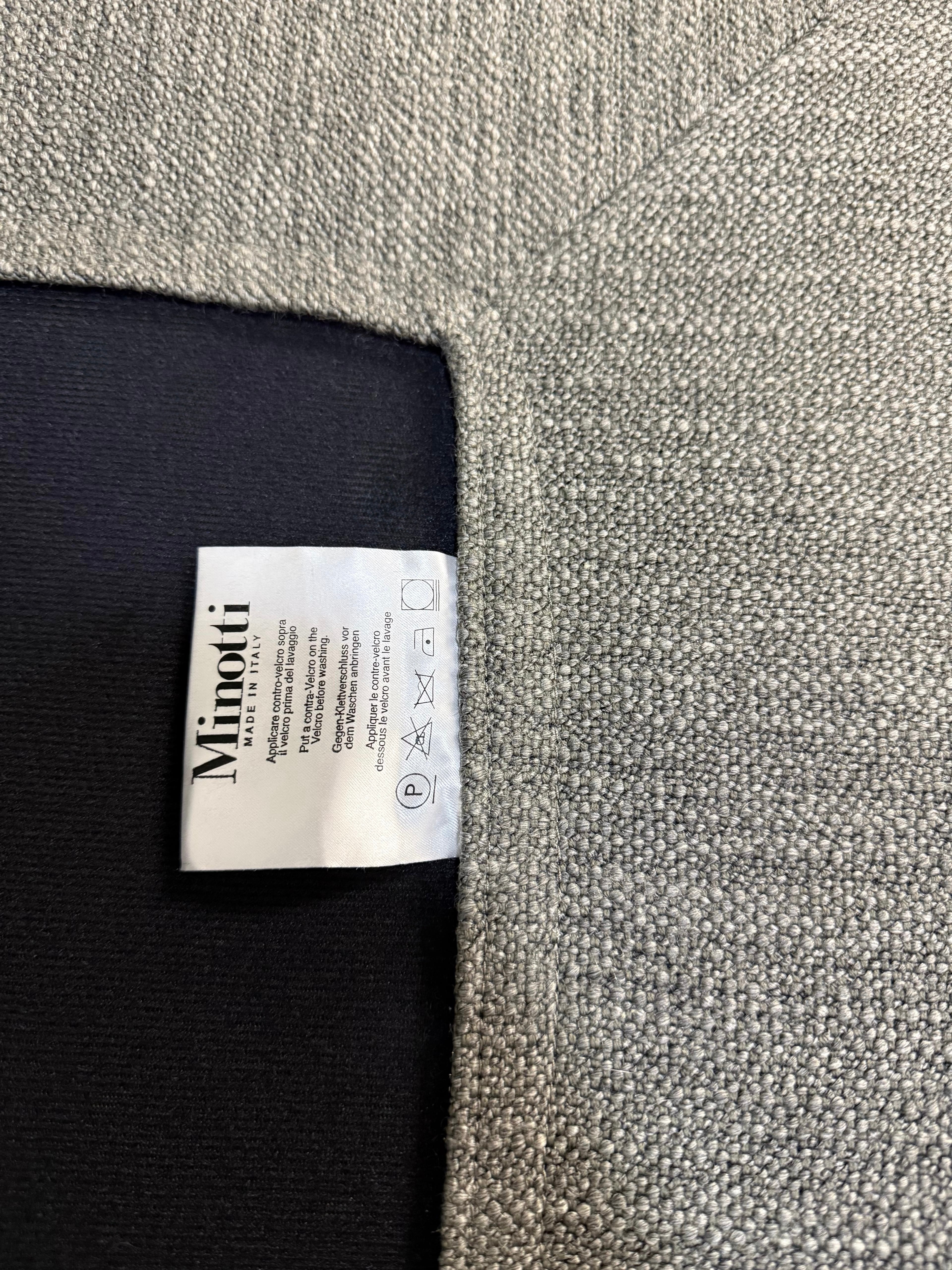 Ausstellungsstück Minotti Hamilton  Designer Stoff Sofa vor einer Wand, stilvoll und modern eingerichtet.