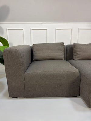 Gebrauchtes graues HAY Mags Designer Stoff Sofa vor einer Wand, stilvoll und modern eingerichtet.