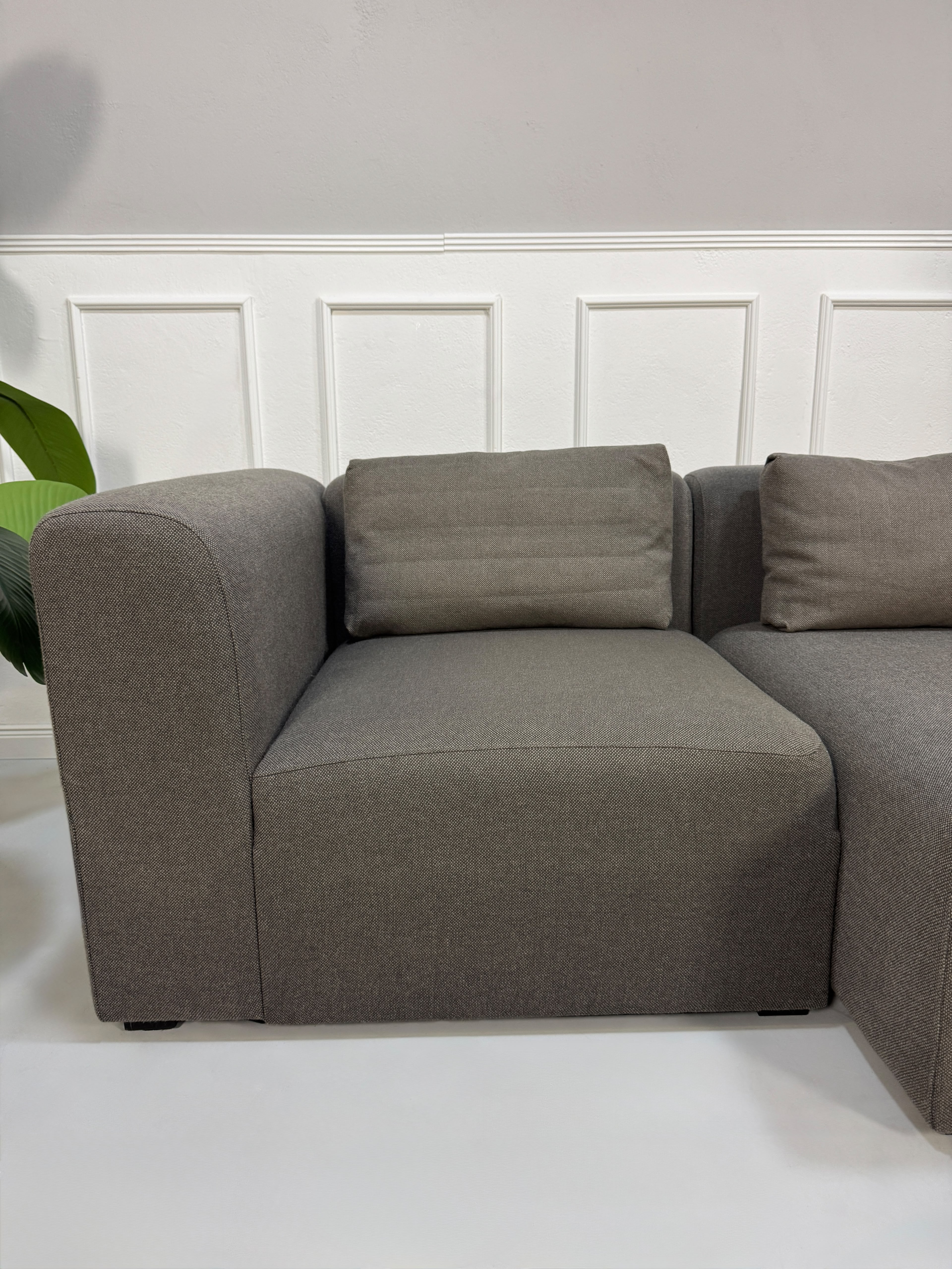 Gebrauchtes graues HAY Mags Designer Stoff Sofa vor einer Wand, stilvoll und modern eingerichtet.