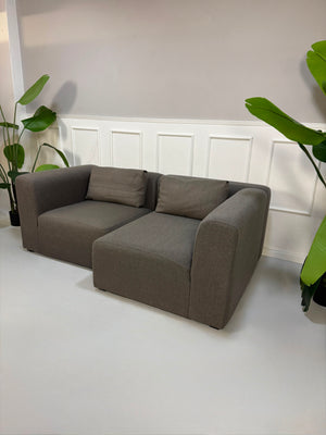 Gebrauchtes graues HAY Mags Designer Stoff Sofa vor einer Wand, stilvoll und modern eingerichtet.
