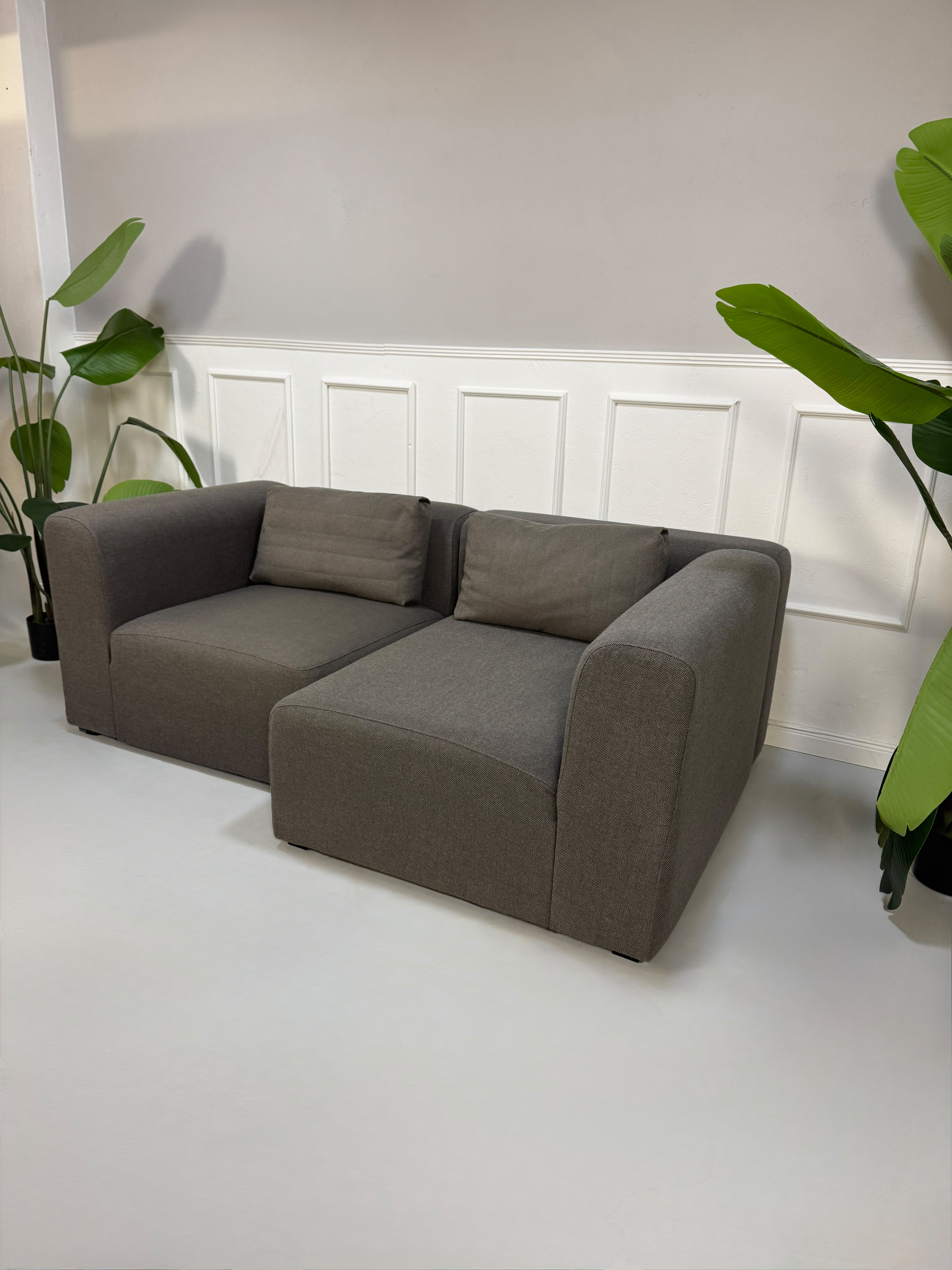 Gebrauchtes graues HAY Mags Designer Stoff Sofa vor einer Wand, stilvoll und modern eingerichtet.