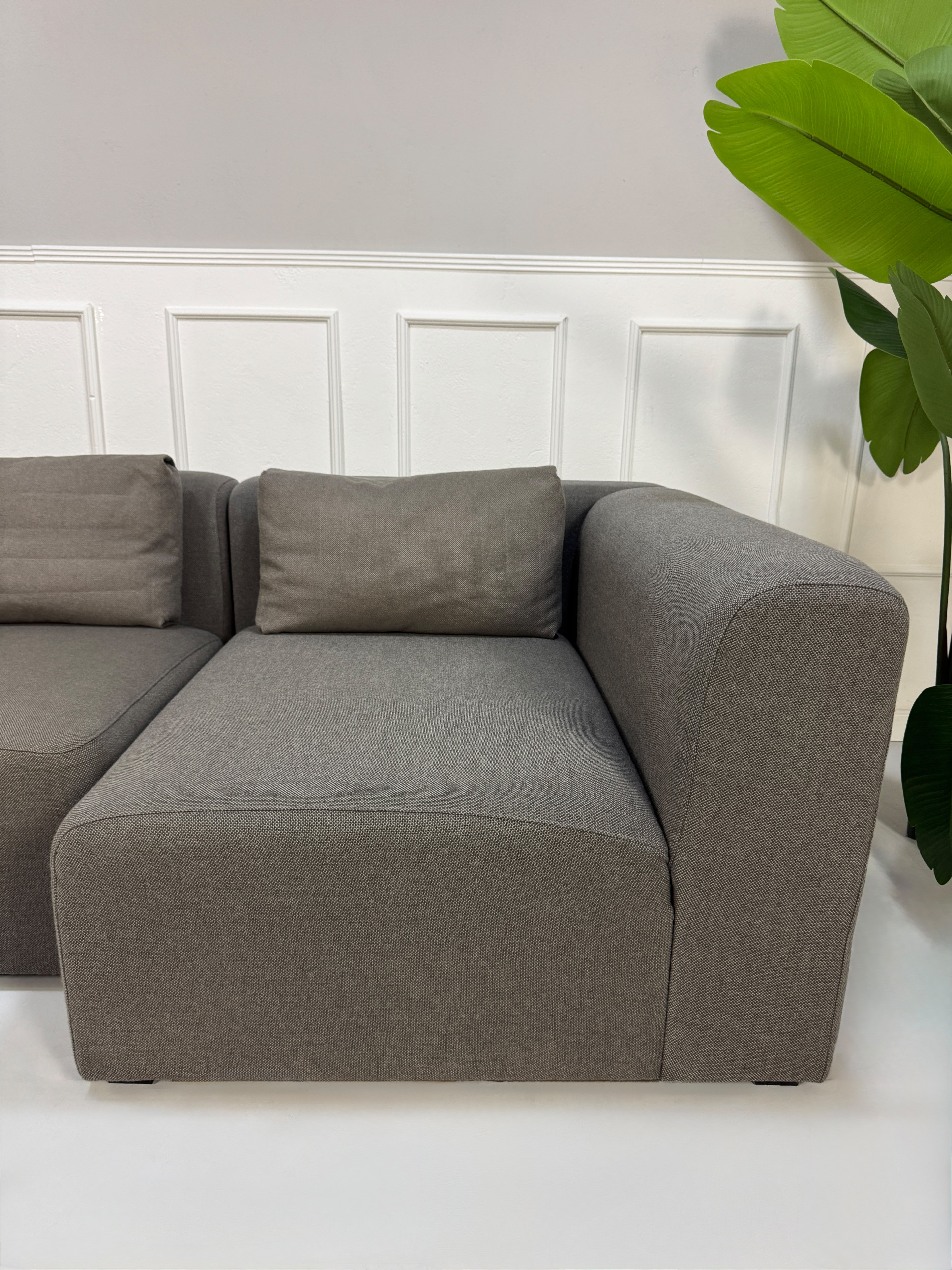 Gebrauchtes graues HAY Mags Designer Stoff Sofa vor einer Wand, stilvoll und modern eingerichtet.